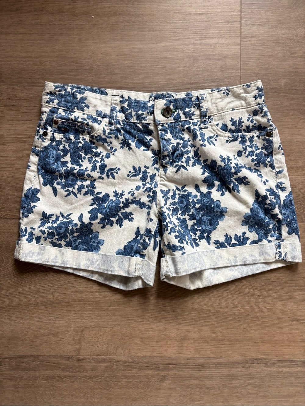Tommy Hilfiger Floral Print Denim Shorts in white and blue- size 4